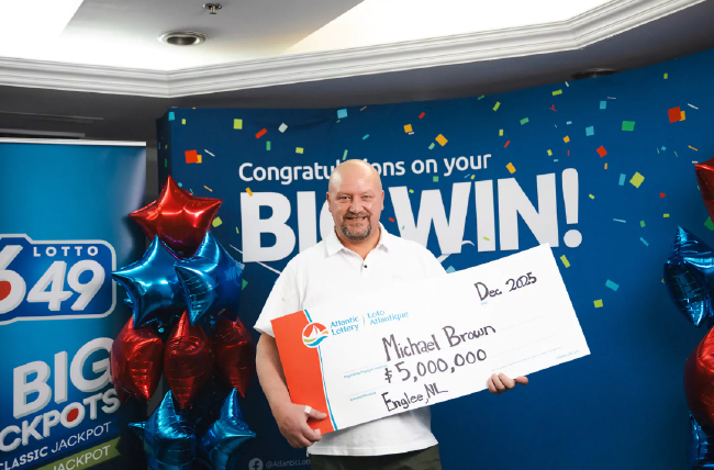 得主手持500万加元支票庆祝6/49彩票头奖