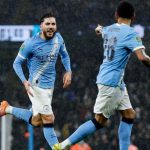 巴萨球员在完成破门后与队友击掌相庆，展现球队在各项赛事（英超、欧冠、杯赛）齐头并进的良好氛围。