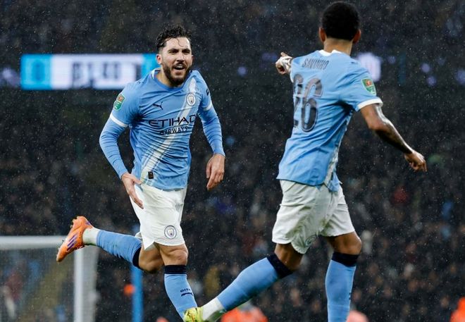 巴萨球员在完成破门后与队友击掌相庆，展现球队在各项赛事（英超、欧冠、杯赛）齐头并进的良好氛围。