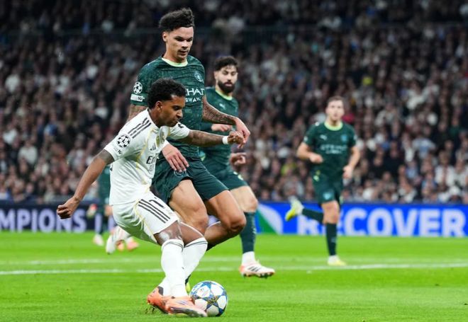 皇家馬德里球員（白衣）在歐冠或西甲比賽中運球，面對曼城或對手球員（深色球衣）的逼搶。