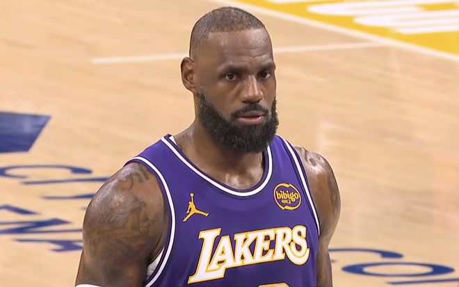 NBA 球星詹姆斯（LeBron James）身穿湖人隊紫色球衣的特寫鏡頭，表情嚴肅專注，反映比賽中的核心球員狀態。