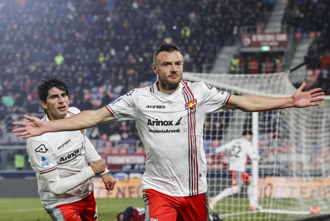 克雷莫內塞前鋒傑米·瓦爾迪（Jamie Vardy）在隊友陪同下，張開雙臂慶祝他在義甲對陣博洛尼亞的比賽中梅開二度