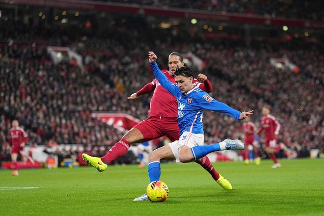 英超第14轮，利物浦后卫范戴克（Virgil van Dijk）在比赛中与桑德兰球员进行激烈拼抢，这场比赛中范戴克的失误导致了桑德兰的进球，最终利物浦主场1-1战平。