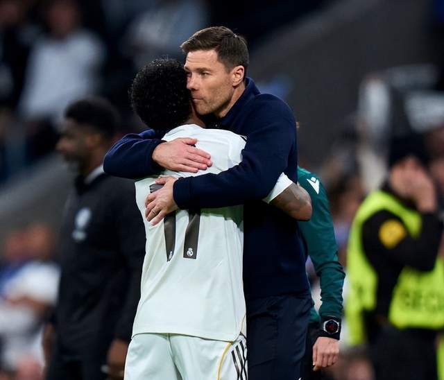 皇马主帅拥抱球员，罗德里戈回暖话题配图