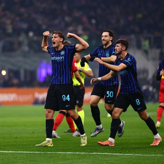 利物浦後衛羅伯遜與桑德蘭球員在中場激烈爭搶足球的瞬間