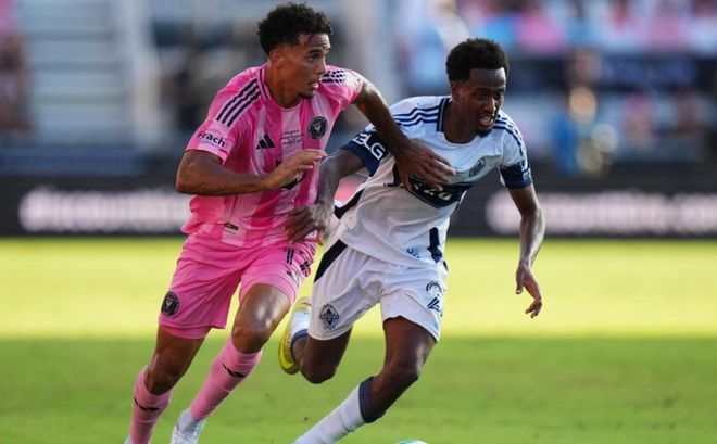 美职联总决赛中迈阿密国际球员（粉衣）与温哥华白浪球员（白衣）进行激烈对抗的场景。