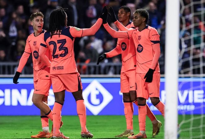 巴塞罗那球员（身穿橙色球衣，背号23）在国王杯比赛中与队友击掌庆祝进球。