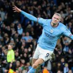 曼城球星哈兰德在英超比赛中庆祝进球，背景是兴奋的球迷，体现曼城豪取三连胜。