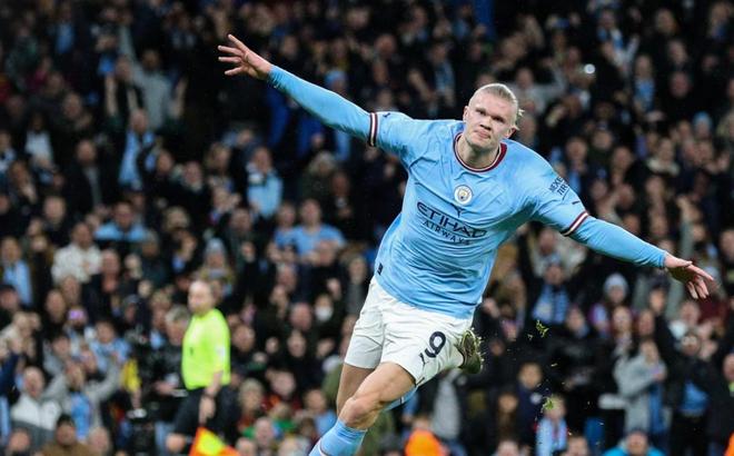 曼城球星哈兰德在英超比赛中庆祝进球，背景是兴奋的球迷，体现曼城豪取三连胜。