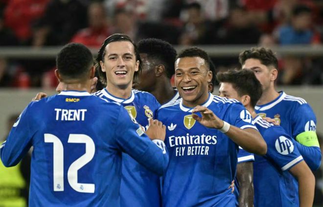 皇马球星姆巴佩与队友进球后庆祝，西甲比赛中展现高效进攻表现