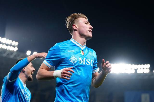 霍伊伦在意大利超级杯半决赛中庆祝进球，身穿那不勒斯蓝色球衣。