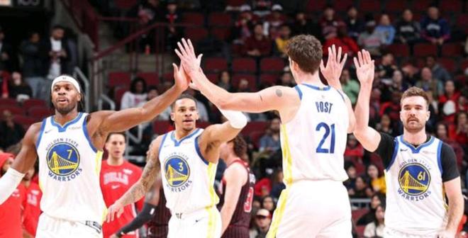 金州勇士队球员在 NBA 比赛中互相击掌庆祝，体现勇士团队篮球和两连胜的默契。