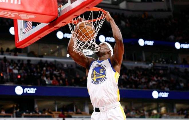 金州勇士队球员在比赛中完成扣篮，展示其高效进攻火力，轻松战胜公牛。