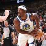 勇士队核心吉米·巴特勒持球进攻，面对公牛队球员的防守，展现其复出后的核心价值。