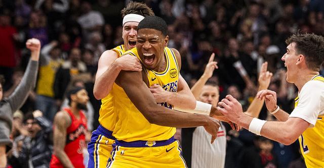 NBA湖人隊八村塁絕殺猛龍後，湖人球員里夫斯等人激動地互相擁抱慶祝勝利。