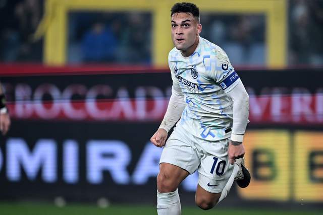 劳塔罗庆祝进球，国米客胜亚特兰大