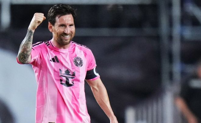 迈阿密国际球星梅西身穿粉色球衣，庆祝进球或胜利，凸显美职联总冠军的喜悦时刻。