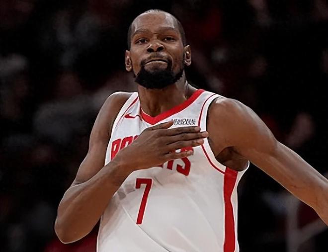 休斯顿火箭队超级巨星凯文·杜兰特(Kevin Durant)身穿白色球衣,在比赛中将右手放在胸前,神情严肃或致意