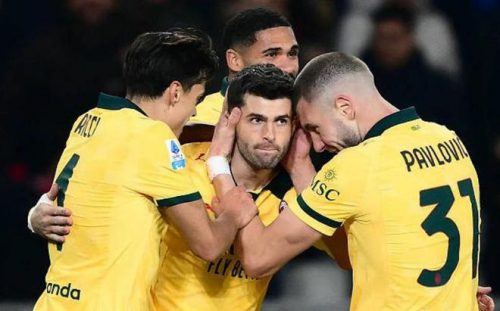 AC米兰球员(黄衣)在进球后互相拥抱庆祝,体现球队的团队协作和比赛胜利的喜悦。