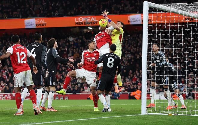 阿森纳主场战维拉，禁区争顶画面