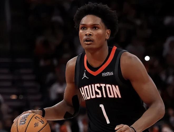 休斯顿火箭队年轻球员阿门·汤普森(Amen Thompson,1号)在 NBA 比赛中運球的特寫鏡頭。