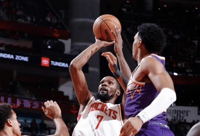休斯顿火箭队球员凯文·杜兰特(Kevin Durant,7号)在比赛中跳投出手,面前是太阳队球员的防守。