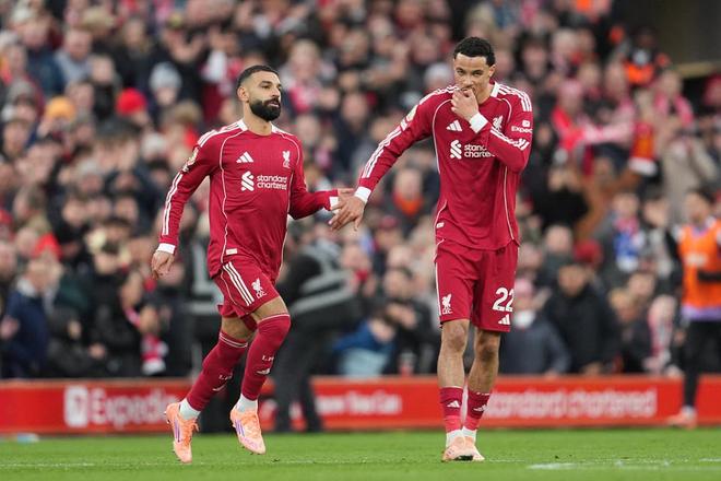 利物浦主场对阵布莱顿比赛中，萨拉赫与埃基蒂克在安菲尔德庆祝进球，英超第16轮焦点战瞬间