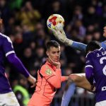 巴塞罗那球员（身穿橙色球衣，中间）在国王杯比赛中尝试头球攻门，与对方防守球员和守门员（正在扑球）激烈争顶。