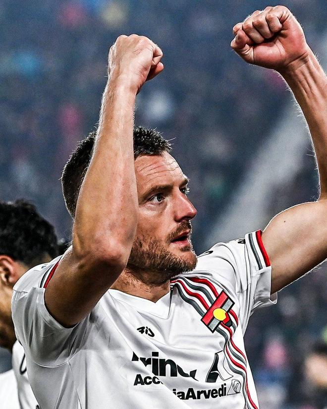 克雷莫內塞隊長傑米·瓦爾迪（Jamie Vardy）面對球迷，高舉雙拳慶祝在義甲聯賽中客場擊敗博洛尼亞的勝利。