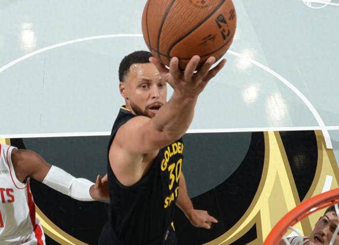 金州勇士隊球星斯蒂芬·庫里(Stephen Curry)在對陣火箭隊的NBA比賽中,正準備上籃得分。