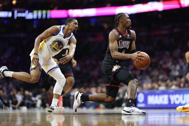 NBA常规赛:76人后卫泰瑞斯·马克西持球突破勇士防线,马克西在比赛中贡献了关键封盖,帮助76人绝杀库里缺阵的勇士。
