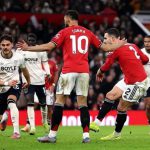 英超聯賽：曼聯球員在老特拉福德主場對陣西漢姆聯的比賽中進行激烈拼搶，最終1-1戰平。