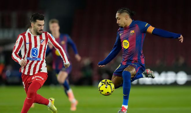 巴塞羅那球員與馬德里競技球員在西甲比賽中對抗，爭奪足球控制權。