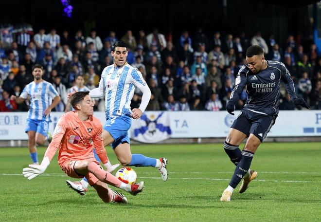 姆巴佩在禁区内起脚射门，皇马对阵塔拉韦拉比赛瞬间。