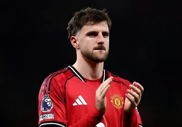 英超曼聯球員在比賽結束後向球迷鼓掌致意,表達對球隊表現的遺憾。