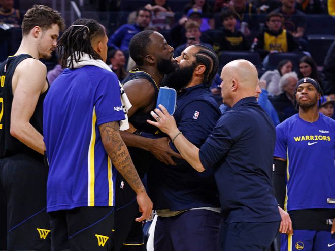 勇士替补席冲突画面，格林与科尔争执引关注