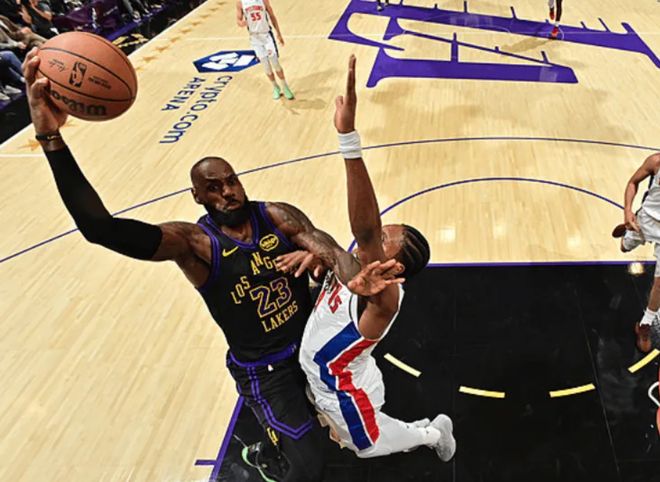 湖人活塞对抗瞬间，詹姆斯比赛画面
