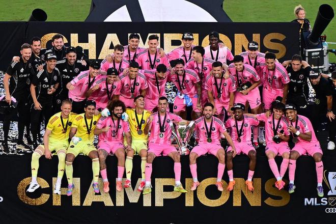 迈阿密国际全队球员身穿粉色球衣，手捧奖杯，庆祝赢得队史首座美职联总冠军。