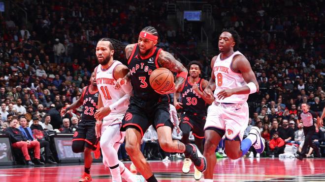 暴龍隊球員(3號)在 NBA 比賽中持球推進,尼克隊球員(11號與8號)緊隨其後進行追防。