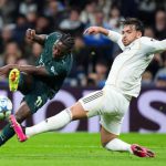 曼城球星哈蘭德（Erling Haaland，9號）與隊友（包括 B席）在歐冠或英超比賽中，穿著深色球衣慶祝進球，體現團隊勝利。