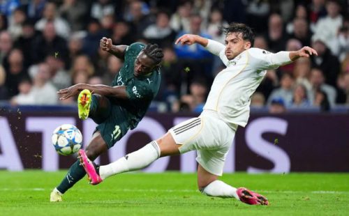 曼城球星哈蘭德（Erling Haaland，9號）與隊友（包括 B席）在歐冠或英超比賽中，穿著深色球衣慶祝進球，體現團隊勝利。