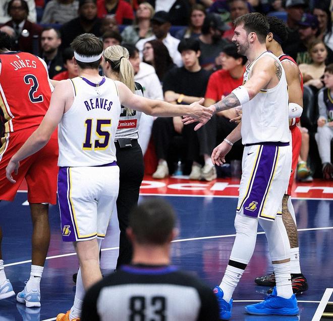 湖人双星东契奇和里夫斯在比赛中场上交流