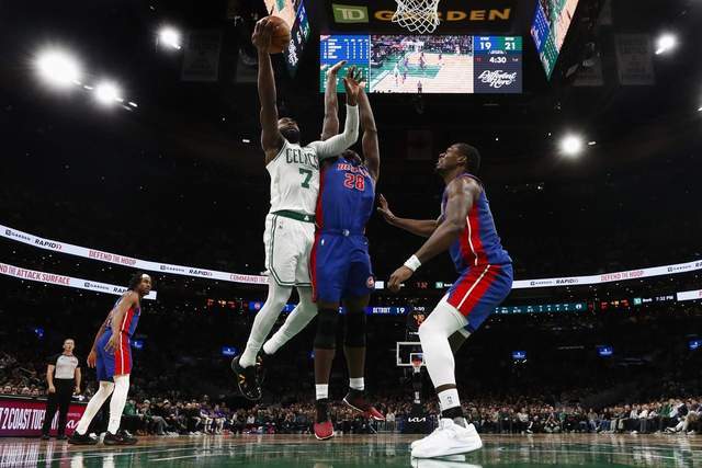 凯尔特人球员篮下强攻，活塞内线球员起跳封盖的NBA比赛瞬间