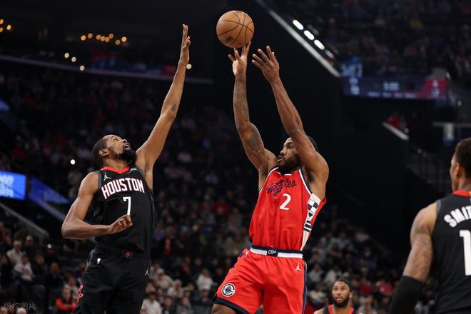 快船球员进攻对位火箭杜兰特，比赛128-108配图