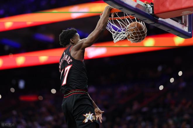 76人新秀埃奇库姆(Ejim)在比赛末段完成关键补篮准绝杀,帮助76人99-98险胜金州勇士队。