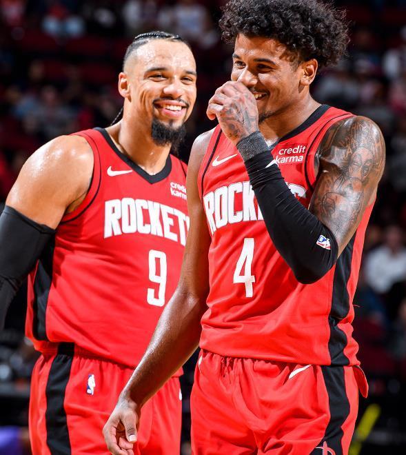 NBA火箭隊球員狄龍·布魯克斯（9號）與杰倫·格林（4號）在場上互動，這兩位是“7換1”交易前的核心球員。