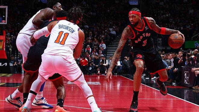 暴龍隊球員(3號)在 NBA 比賽中持球,面對尼克隊球員(11號Brunson)的防守