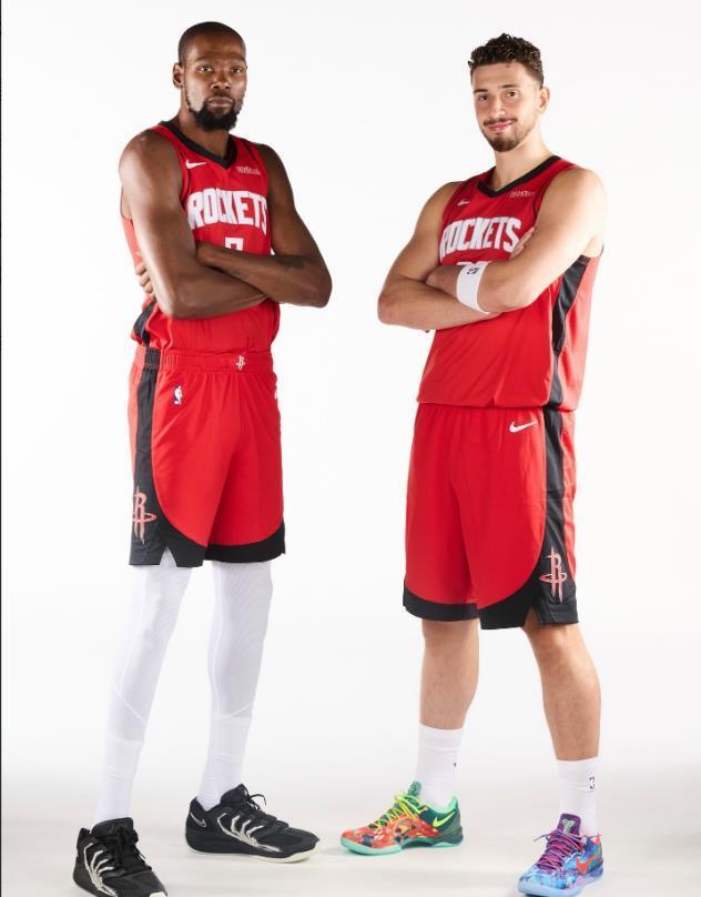 NBA火箭隊球星杜蘭特（7號）與申京（28號）的合影，展現“7換1”交易後組建的新火箭三巨頭核心。