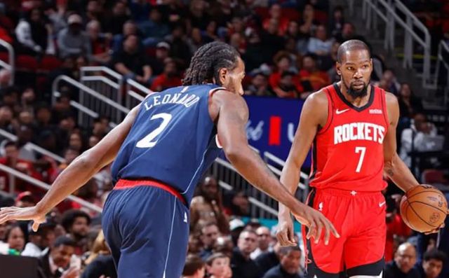 Houston Rockets 球員在外線持球,與藍色球衣防守者一對一攻防,呈現專注緊張的 NBA 比賽畫面。
