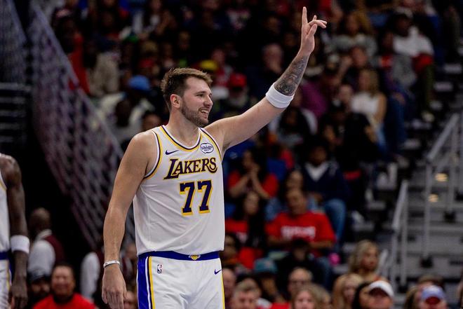 湖人核心球员东契奇在赛场上向球迷致意庆祝胜利